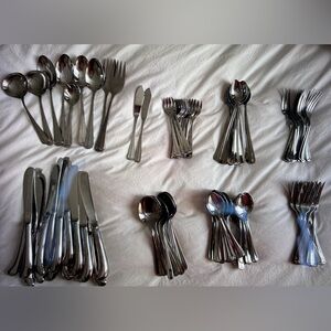 139 PIECE CAMBRIDGE STAINLESS FLATWARE